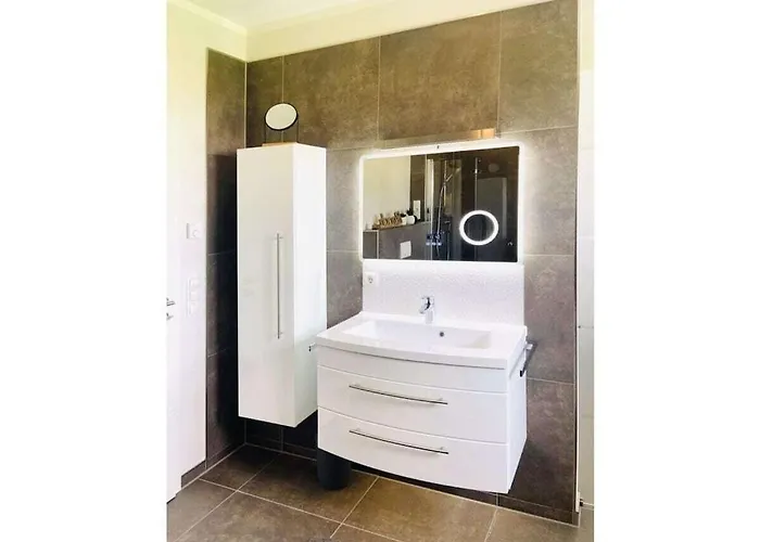 With 4 Bedrooms * Pouch